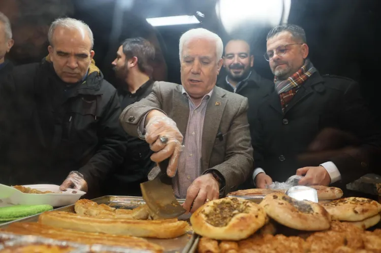 Bursa'da tahanlı pide ve çaylar Başkan Bozbey'den