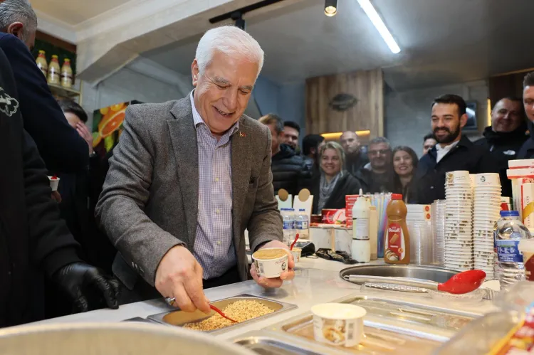 Bursa'da tahanlı pide ve çaylar Başkan Bozbey'den