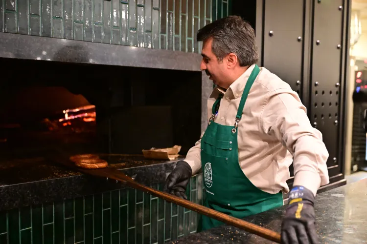 Bursa Yıldırım'da Başkan Yılmaz önce pişirdi, sonra ikram etti