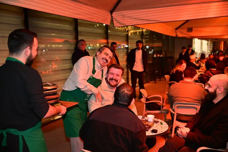 Bursa Yıldırım'da Başkan Yılmaz önce pişirdi, sonra ikram etti