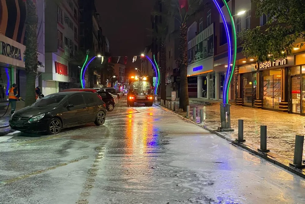 Çayırova'da caddelerde bayram temizliği