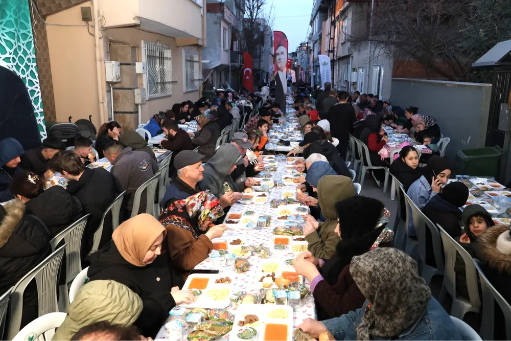 Bursa Osmangazi'de iftar sofrası dolup taştı