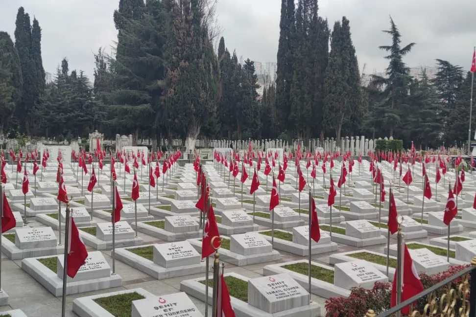 Trabzon'da Büyükşehir mezarlıkları bayrama hazırladı