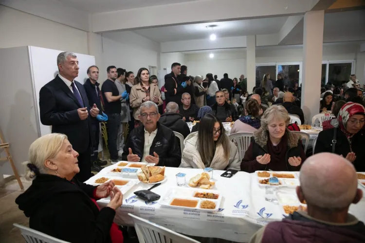 İzmir Güzelbahçe iftar sonrası bayramlaştı