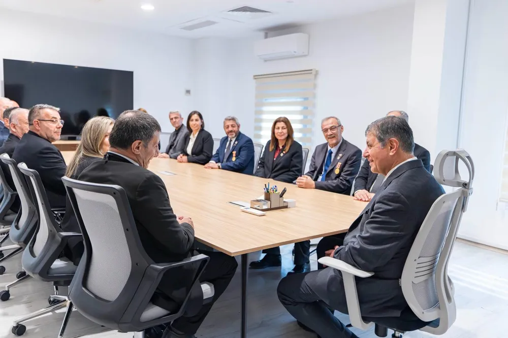 İzmir'de şehit aileleri derneklerinden Başkan Tugay’a ziyaret