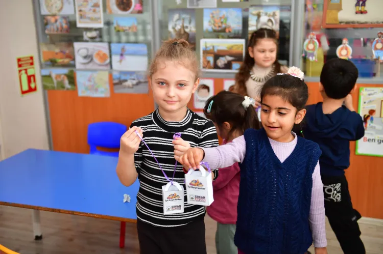 Bursa Osmangazi'de bayram neşesi 'minik kalpler'de