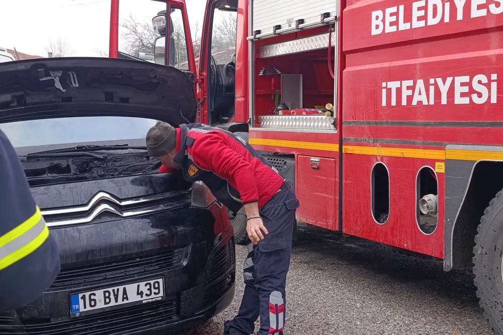 Bilecik Pazaryeri'nde seyir halindeki minibüste yangın