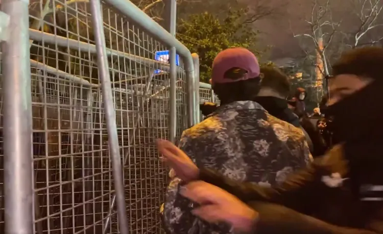 Saraçhane'de polis bariyerlerine saldıran maskeli 35 şüpheli gözaltında