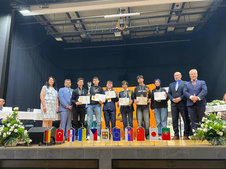 Bursalı öğrencilerden Çekya’da robotik başarısı