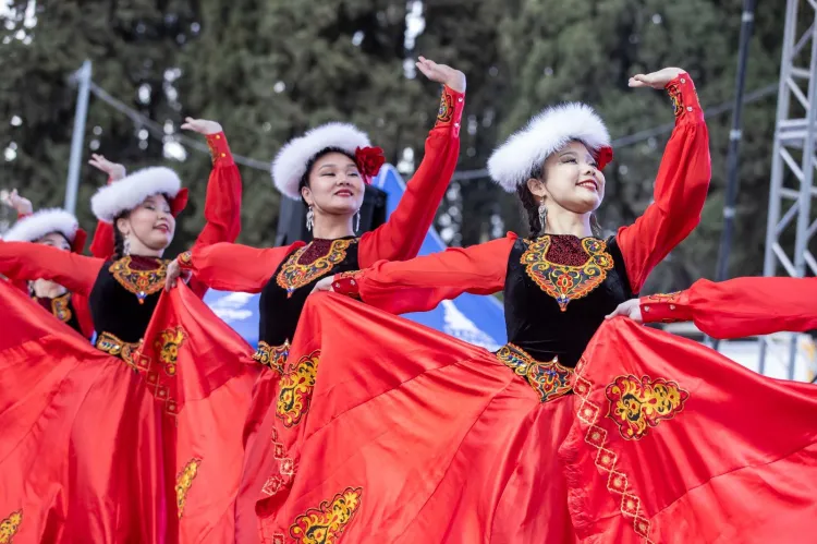 İzmir’de ilk bahar bayramı coşkusu