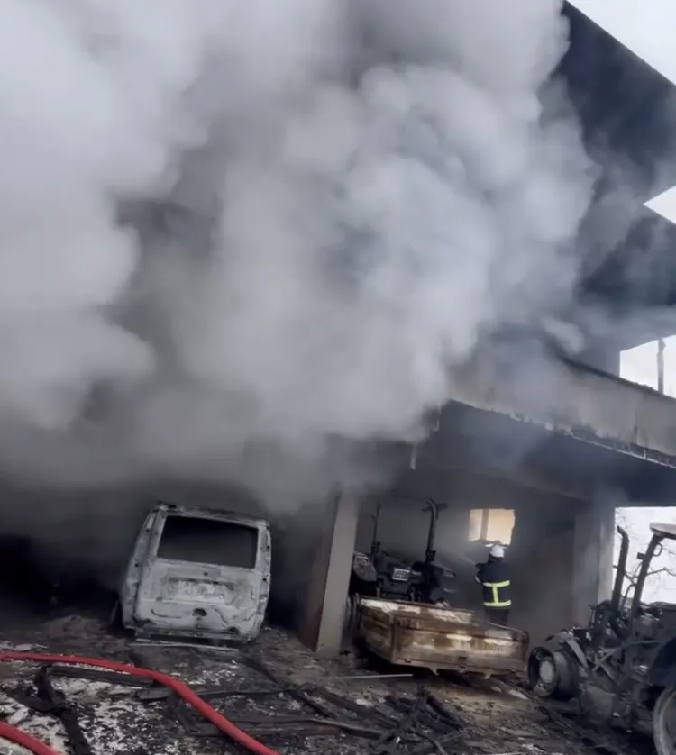 Düzce'de garaj yangınında 6 araç kullanılamaz hale geldi