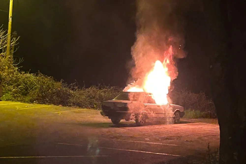 Akçakoca’da park halindeki araç alev alev yandı