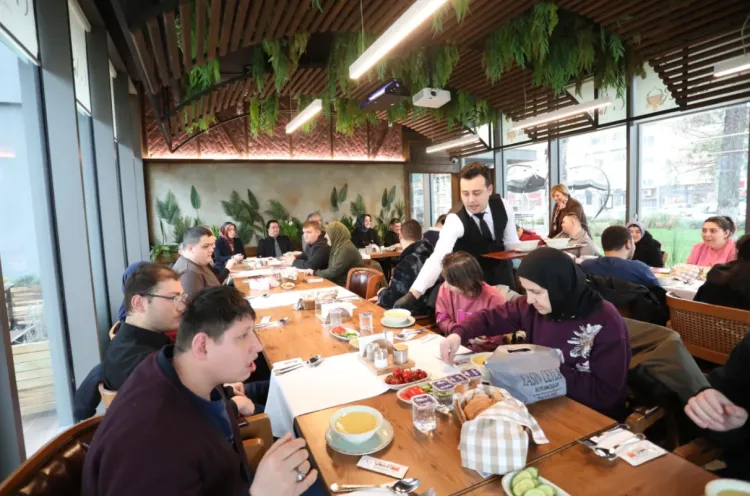 Bursa İnegöl'de Başkan Taban engelli öğrencilerle kahvaltıda buluştu