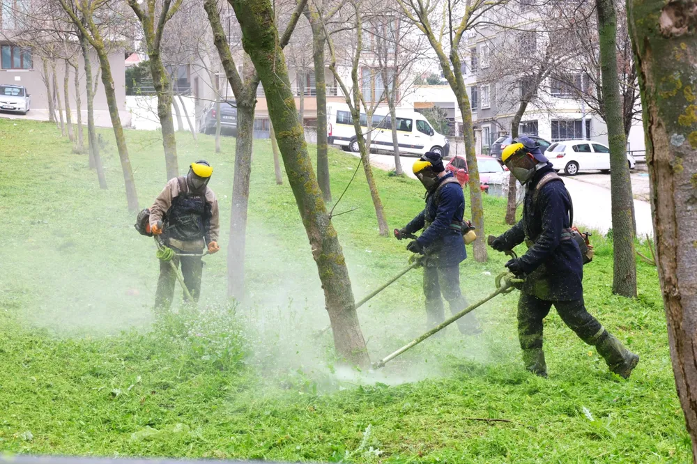 Baharla birlikte Osmangazi’de ot temizliği başladı