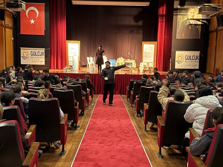 Gölcük'te Kütüphaneler Haftası’nda öğrencilere tiyatro keyfi
