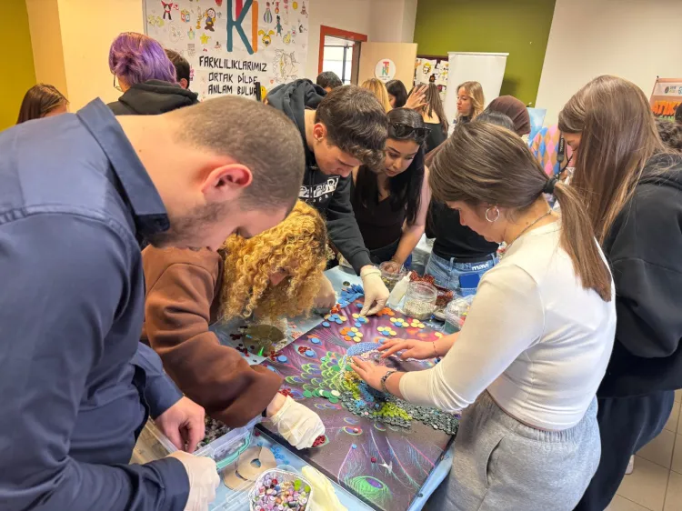 Kocaeli Üniversitesi'nde sıfır atıklar sanata dönüştü