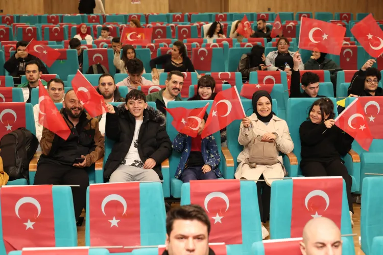 Bursa Osmangazi’de dev ekranda milli coşku