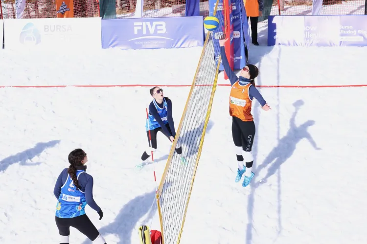 Uludağ’da kar voleybolu şöleni başladı