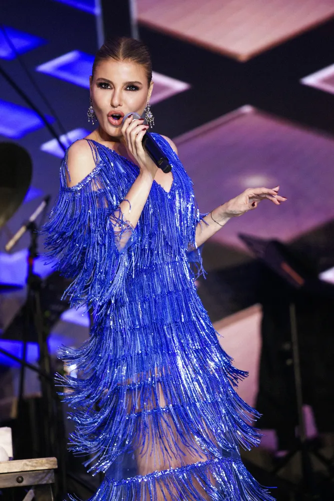 Masmavi Gülben Antalya’yı aydınlattı