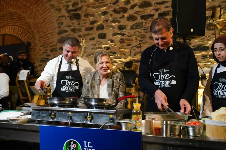 İzmir'de Başkan Tugay önlüğü giyip, mutfağa girdi... Yemekler Başkan Tugay'dan