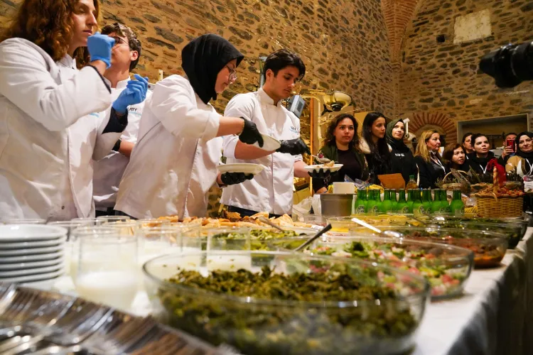 İzmir'de Başkan Tugay önlüğü giyip, mutfağa girdi... Yemekler Başkan Tugay'dan