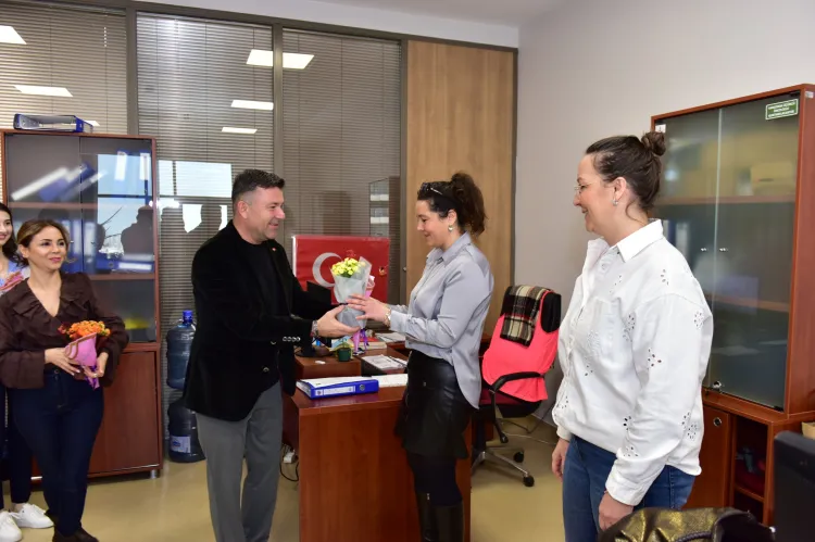 Bursa Büyükşehir'den kadınlar çiçek jesti