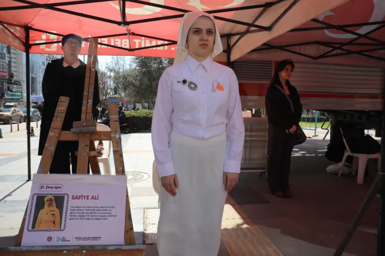 Kocaeli İzmit'te ‘Bi Dünya Kadın’ canlı heykel sergisi