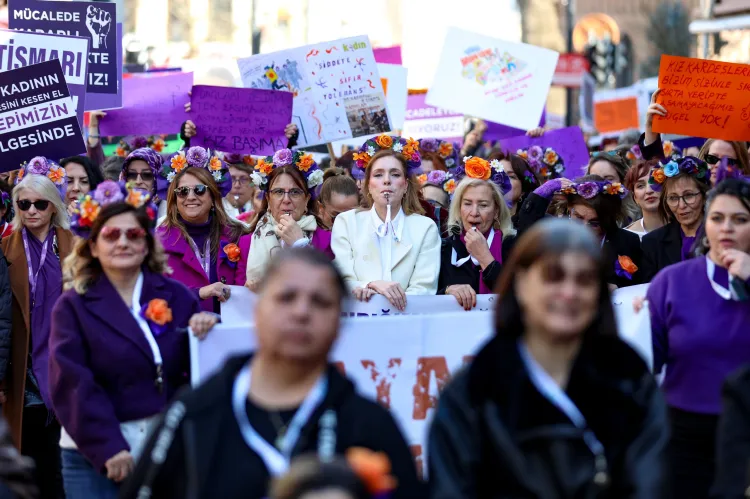 Bursa'da kadınlar eşitlik için yürüdü