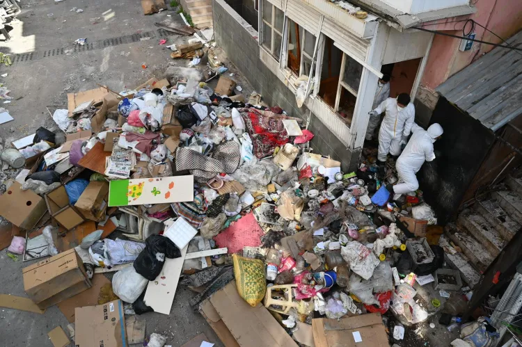 Karabağlar’da 'çöp ev'den 12 kamyon atık çıkarıldı