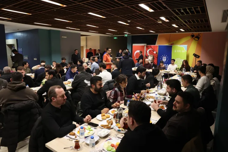 Bursa'da Başkan Bozbey gençlere sahurda buluştu