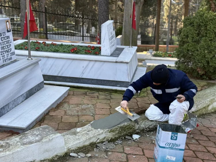 Kocaeli Büyükşehir'den 18 Mart öncesi şehitliklerde titiz çalışma