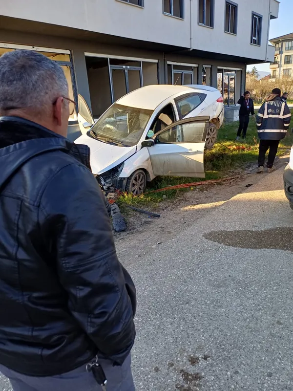 Düzce’de kontrolden çıkan otomobil kayaya çarptı: 2 yaralı!