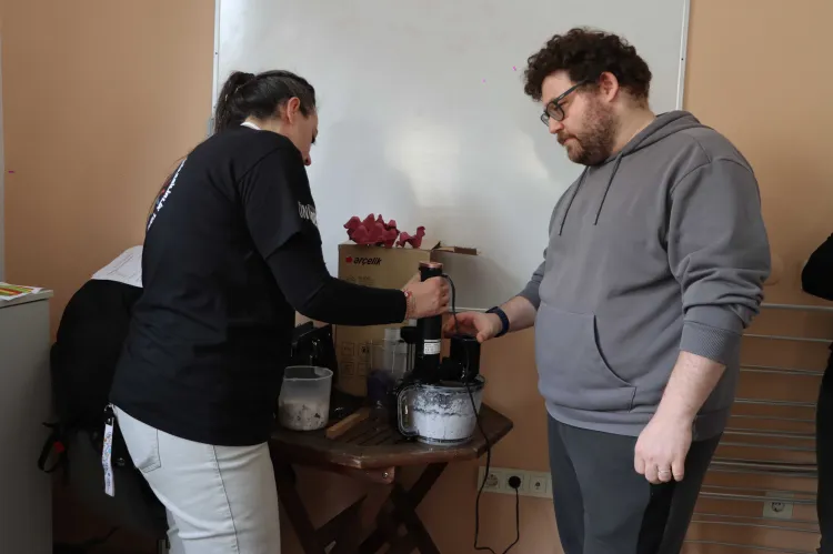 Maltepe'de geleneksel yöntemle kâğıt yapımını öğrendiler