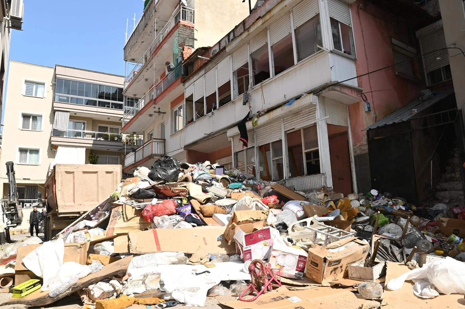 Karabağlar’da 'çöp ev'den 12 kamyon atık çıkarıldı