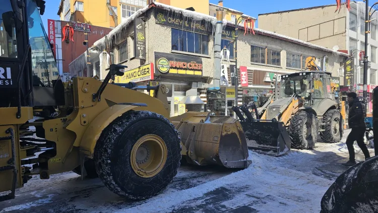 Ağrı'da karla mücadele sürüyor